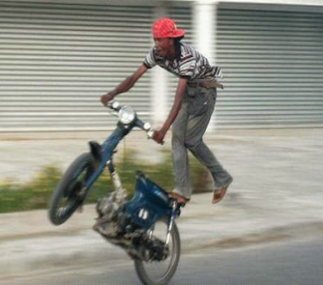 En Santiago, motociclista ``calibrando`` arrolla niño de 6 años