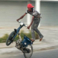 En Santiago, motociclista ``calibrando`` arrolla niño de 6 años