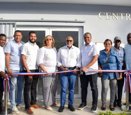 El sector Conani en San Cristóbal ya tiene su centro comunal; la gobernadora Pura Casilla asiste a su inauguración